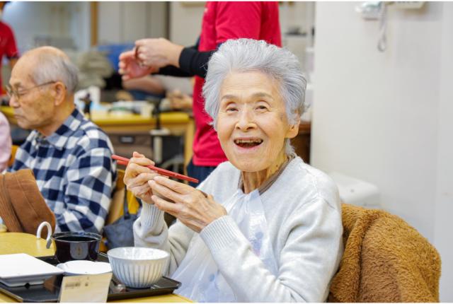 食事介助を受ける高齢者