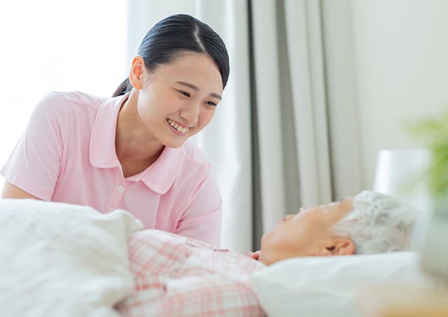 穏やかに過ごすおばあさん